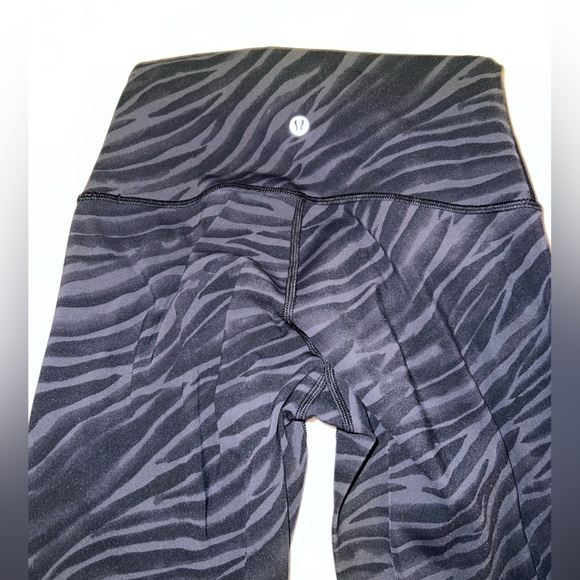 Lululemon Wunder Under Tight Black Tiger Print 25” - Picture 6 of 7